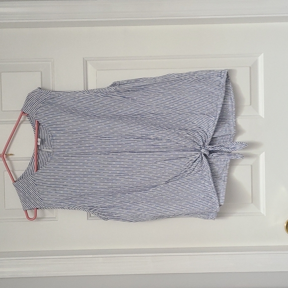 Old Navy sleevless blue and white blouse - Picture 1 of 4